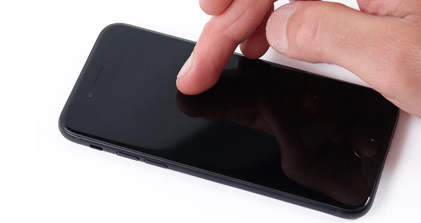 iPhone reste bloqué sur l'écran noir