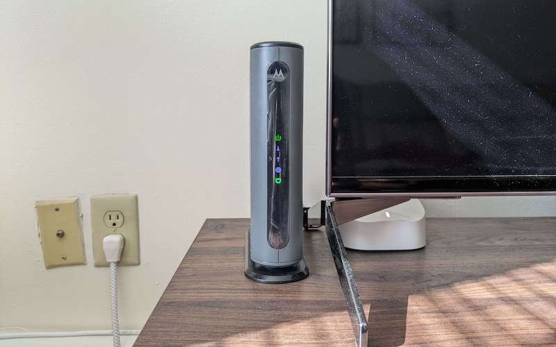 Un routeur Wi-Fi à côté d'un téléviseur