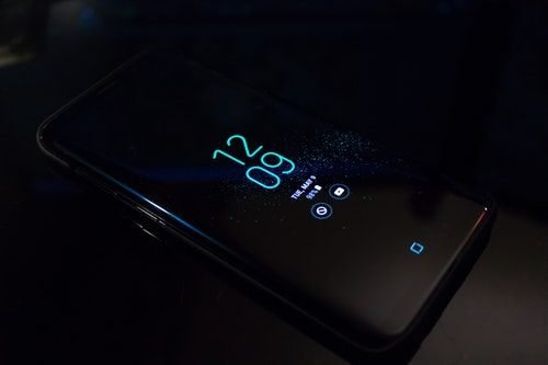 black android smartphone lock screen