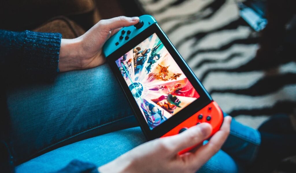 Une personne jouant à un jeu sur une Nintendo Switch