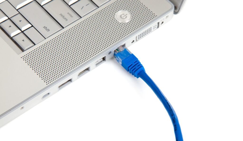 Câble Ethernet dans l'ordinateur