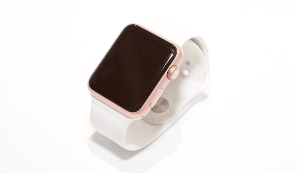 Apple Watch avec boîtier en aluminium or rose et bracelet sport blanc