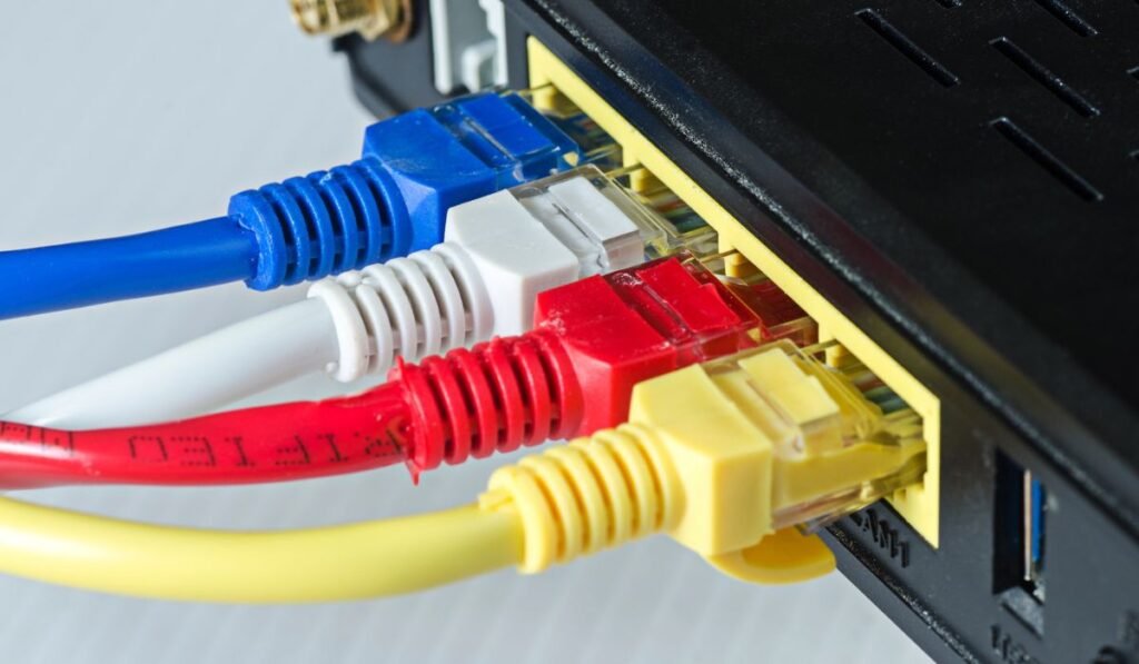 Les câbles Ethernet se connectent au routeur ou au commutateur