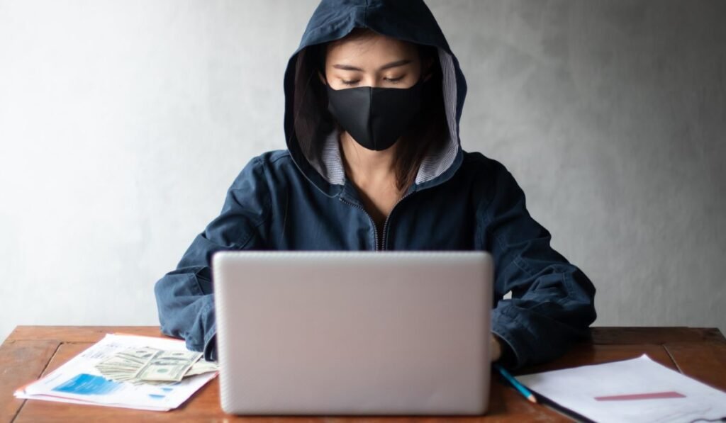 Femmes pirates professionnelles portant une chemise bleue avec une capuche Volant des données d'un ordinateur en ligne