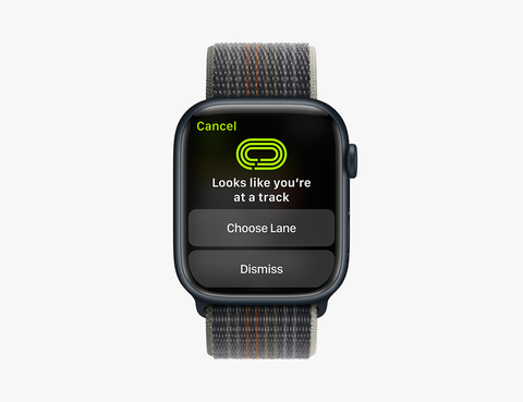 une apple watch ultra avec un bracelet gris affichant une application de suivi sur son écran