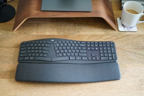 clavier ergonomique logitech sur un bureau