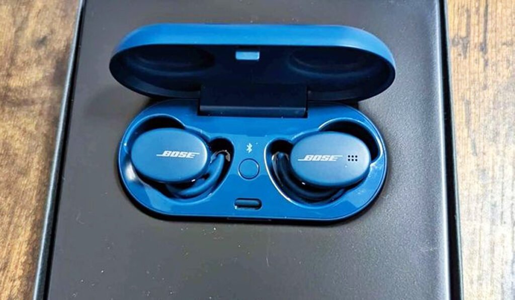 Gros plan sur des écouteurs Bose bleus dans leur étui