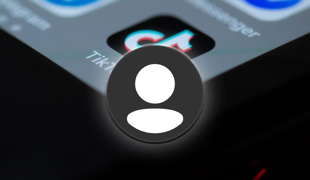 Icône d'utilisateur générique sur un gros plan de l'écran d'accueil d'un téléphone affichant l'application Tiktok
